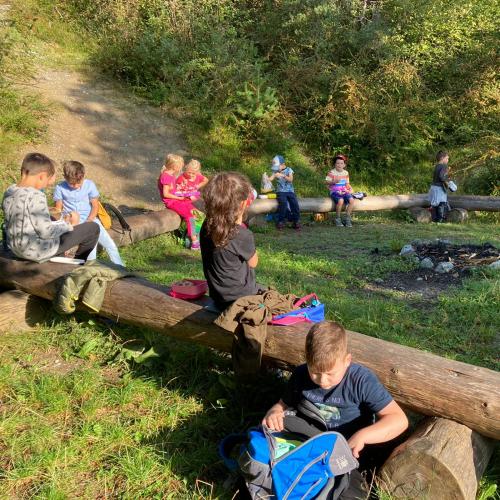 Kinder der 1d Klasse am Grillplatz