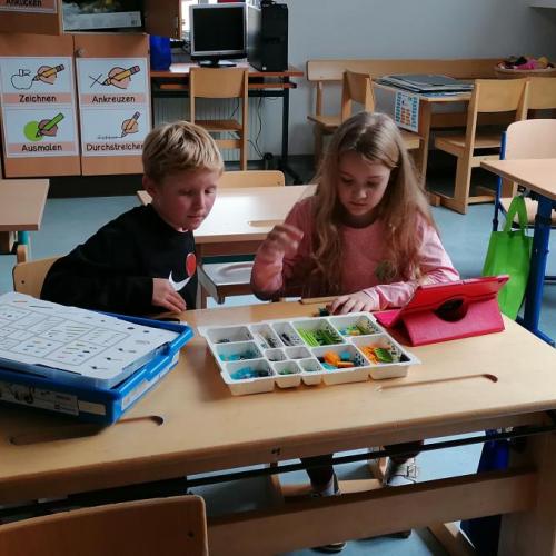 Kinder bauen aus Lego einen Roboter