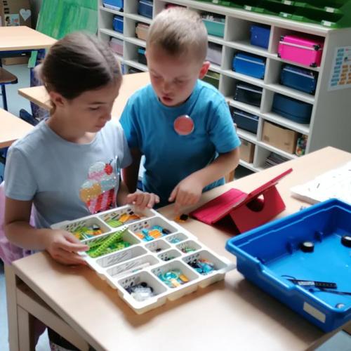 Kinder bauen aus Lego einen Roboter