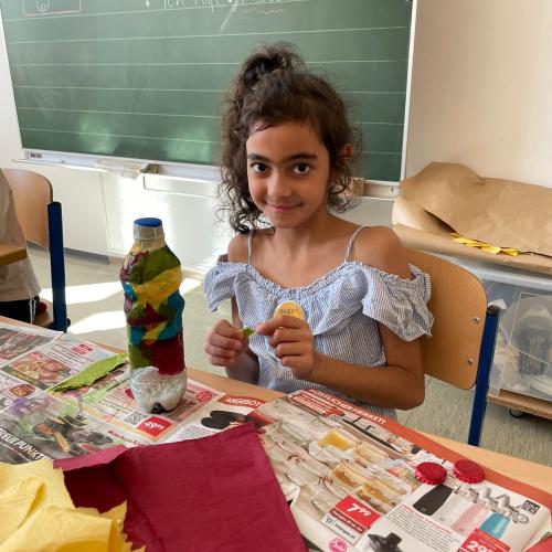 Kind des Lernateliers Instrumente