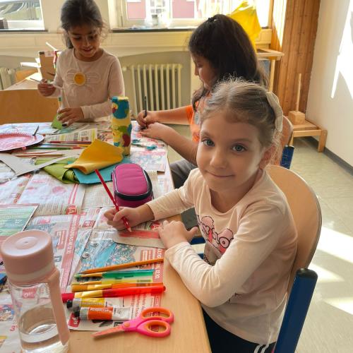Kind des Lernateliers Instrumente