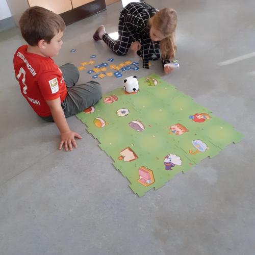 Kinder des Lernateliers Robotik