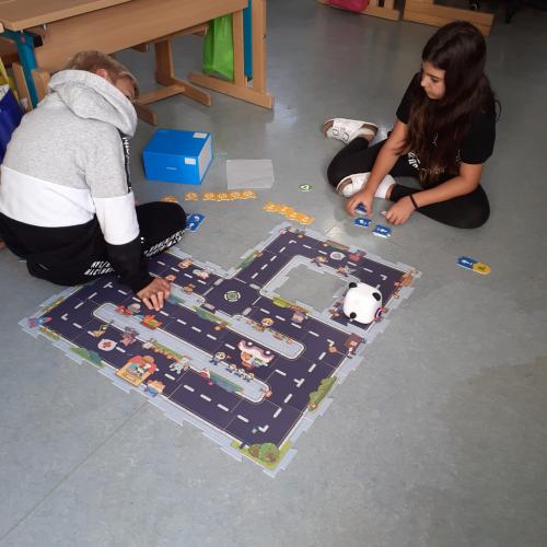 Kinder des Lernateliers Robotik