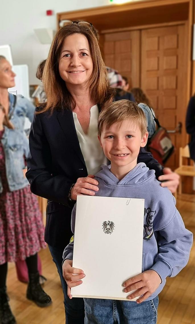 © Familie Brabetz Lehrerin mit Schüler bei der Preisverleihung