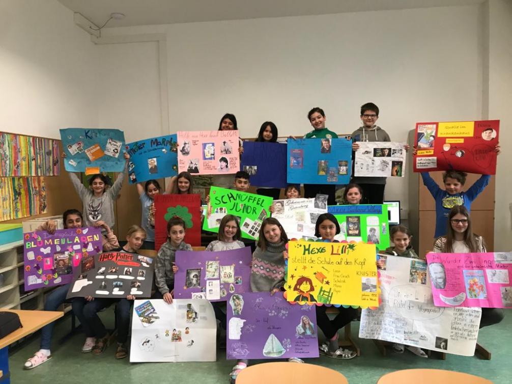 Gruppenfoto mit Plakaten Buchvorstellung