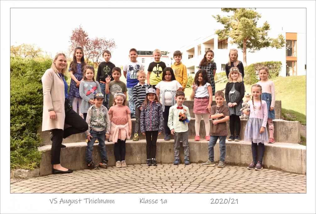 1a Klasse  im Pausenhof