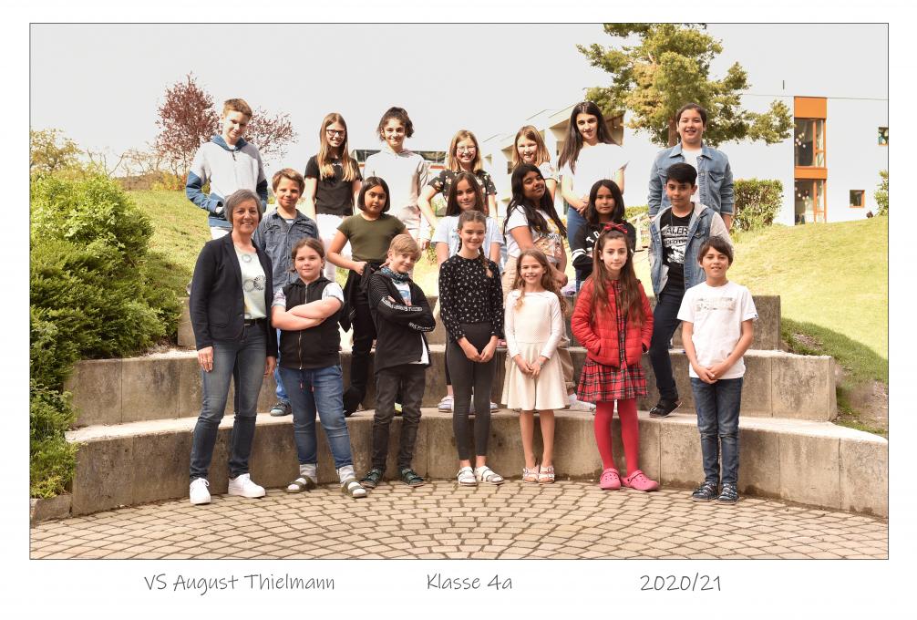 4a Klasse  im Pausenhof