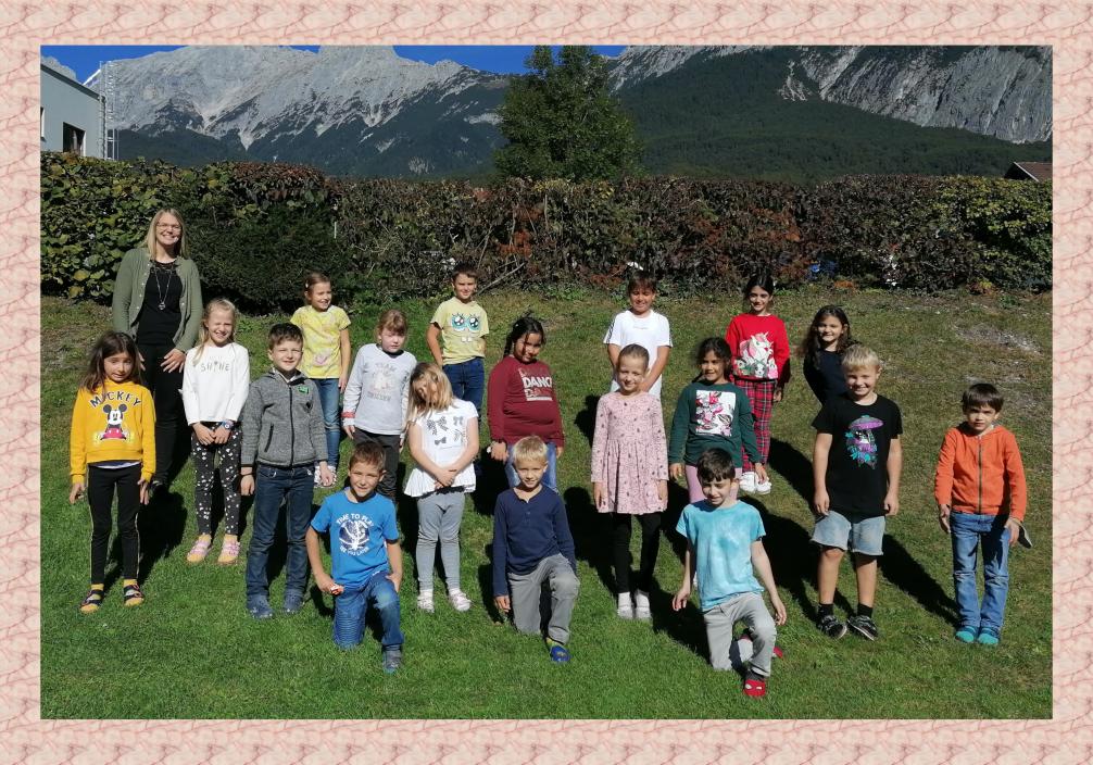 Klassenfoto 2a in der Wiese - Pausenhof Josef Schweinester