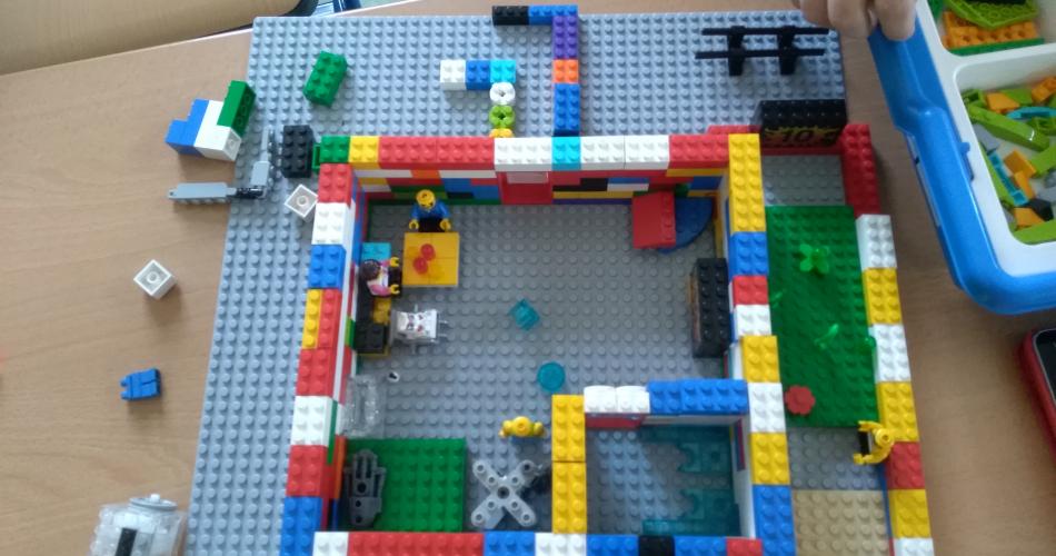 LEGO Spielhaus aus bunten Legosteinen