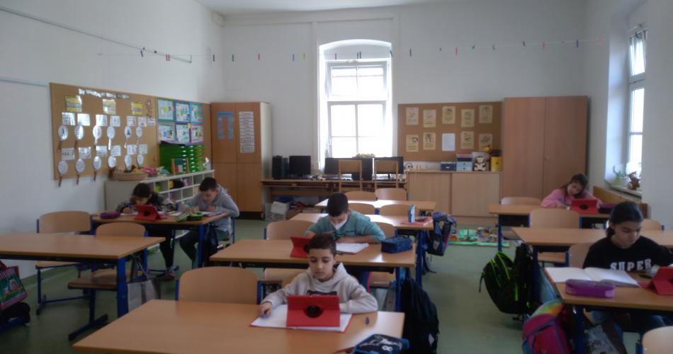 Kinder arbeiten mit Tablets