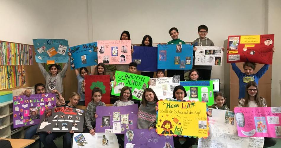 Gruppenfoto mit Plakaten Buchvorstellung