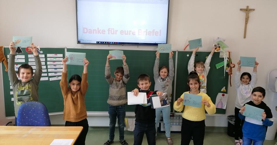 Gruppenfoto 2 Kinder mit Briefen