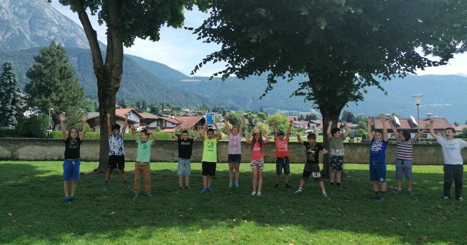 Kinder halten die Urkunde und den Pokal