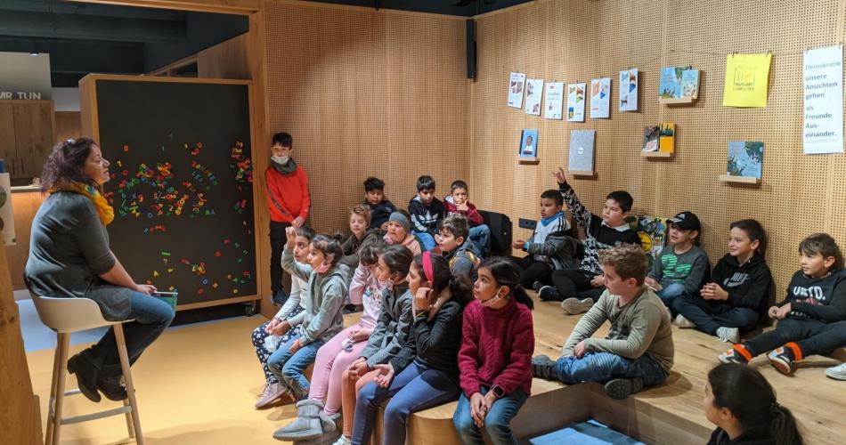 3a Klasse mit Bibliothekarin Nadja Fenneberg