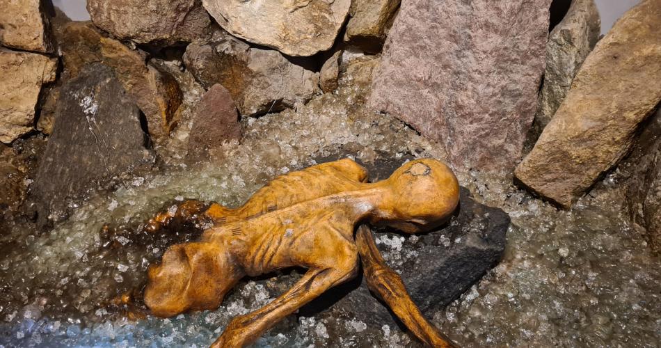 Nachbildung Ötzi im Eis