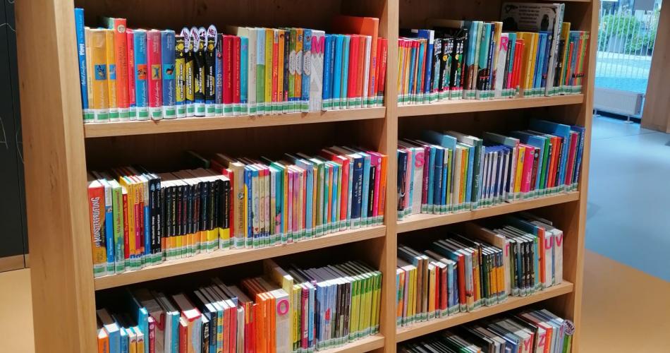Bücherregal mit vielen Kinderbüchern