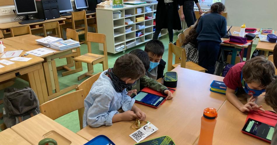 Kinder arbeiten mit einem Tablet