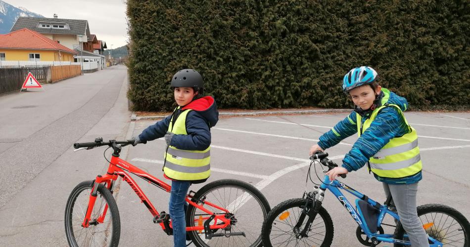 zwei Kinder mit Fahrrädern