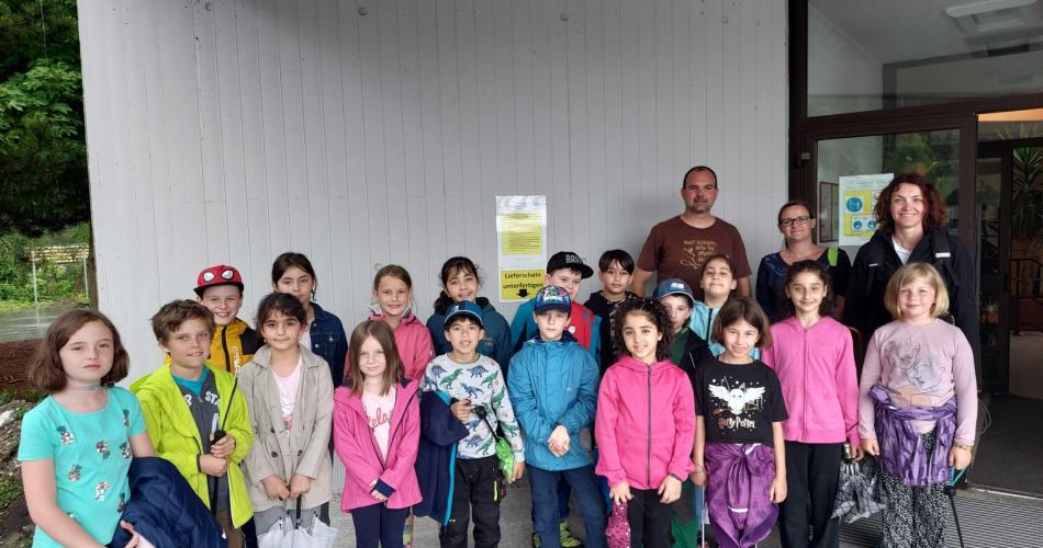 Klassenfoto vor dem Klärwerk