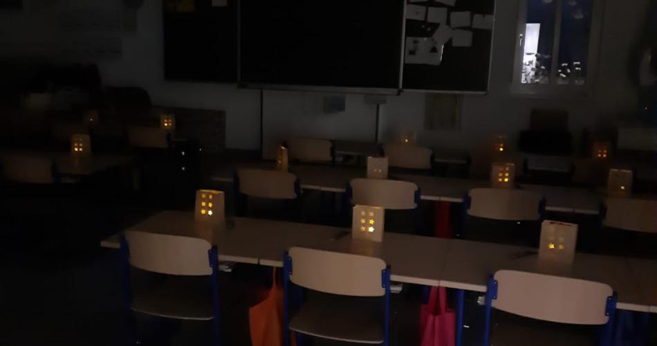 Klassenzimmer im Dunkeln, mit Laternen beleuchtet