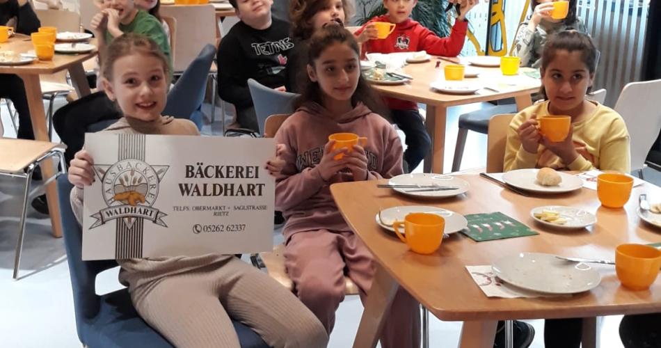 Kinder beim Frühstück in der öffentlichen Bücherei - gesponsert von der Bäckerei Waldhart