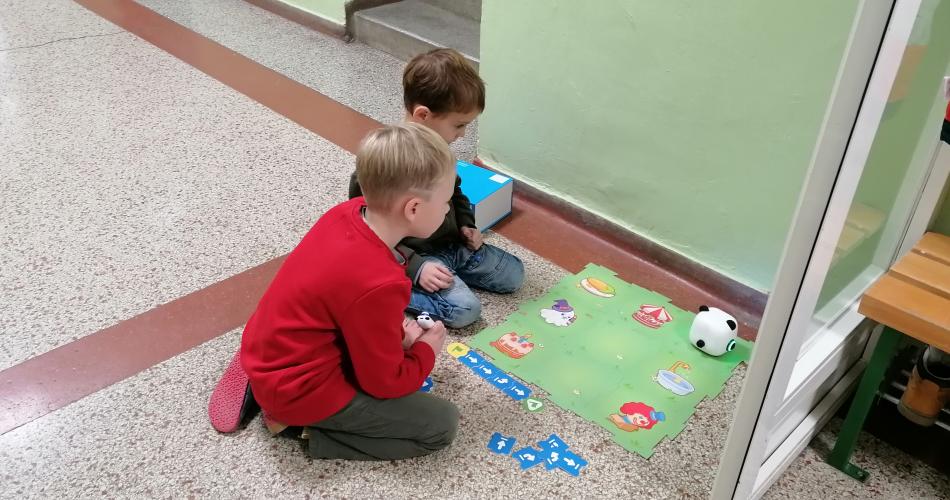 Kinder programmieren den TinyRobot
