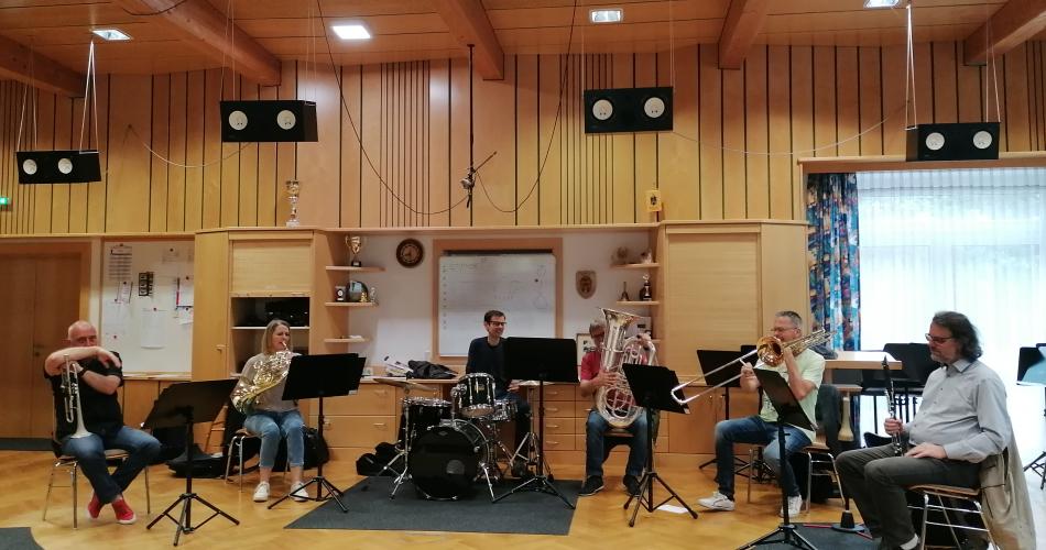 Musiklehrer:innen stellen ihre Instrumente vor