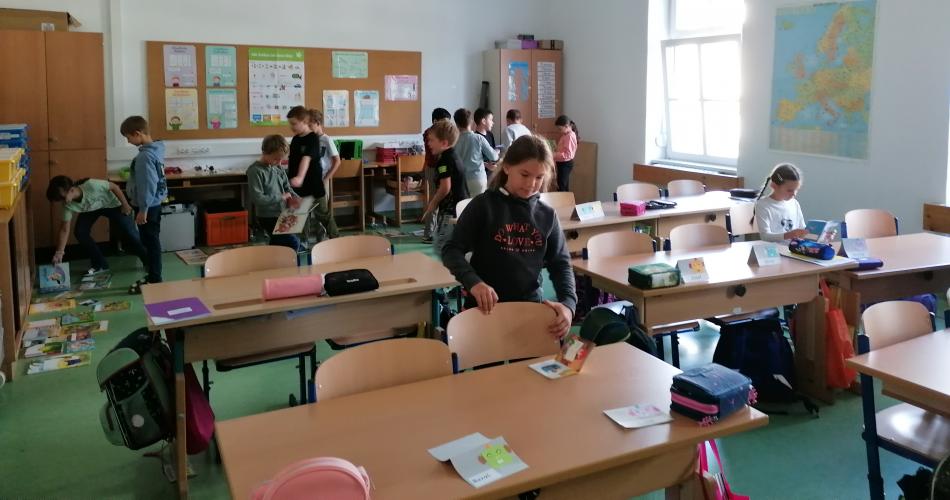 Kinder suchen Bilderbücher aus