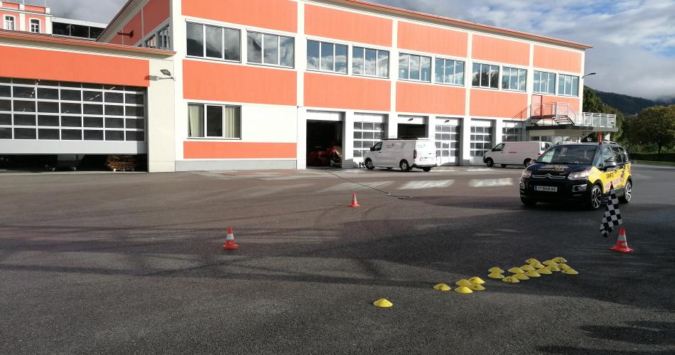 Gelände mit "Hallo Auto"-Auto