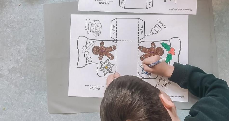 Kinder malen einen Nikolausstiefel