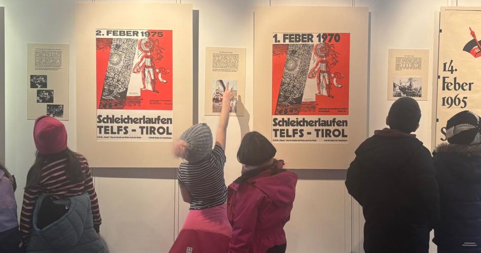 Kinder schauen Bilder an