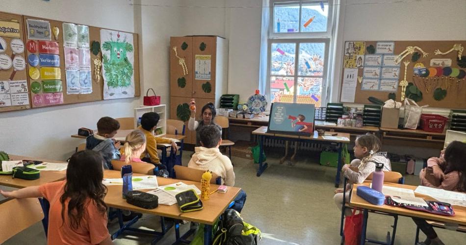 Expertin erklärt den Kindern die Lebensmittel