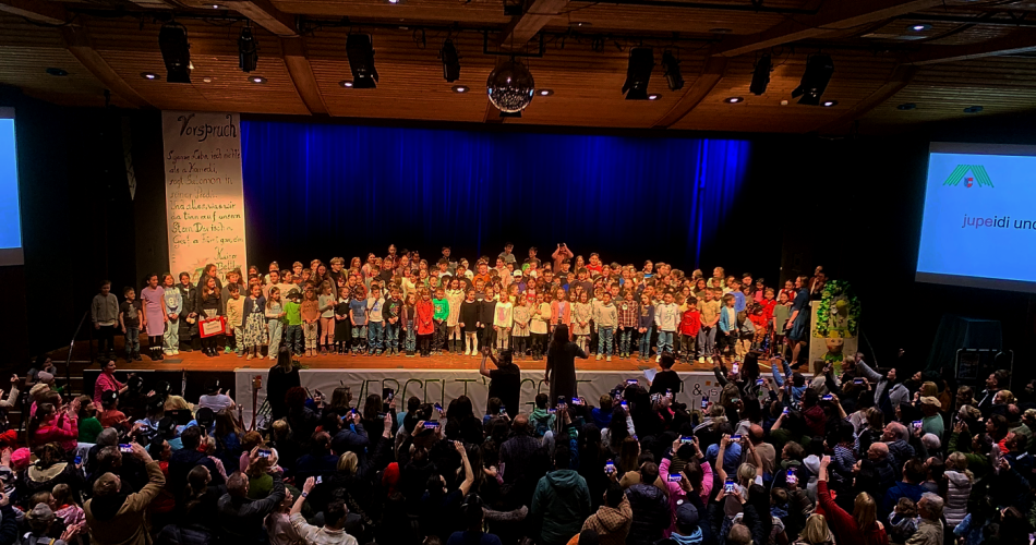 Kinder beim Singen auf der Bühne