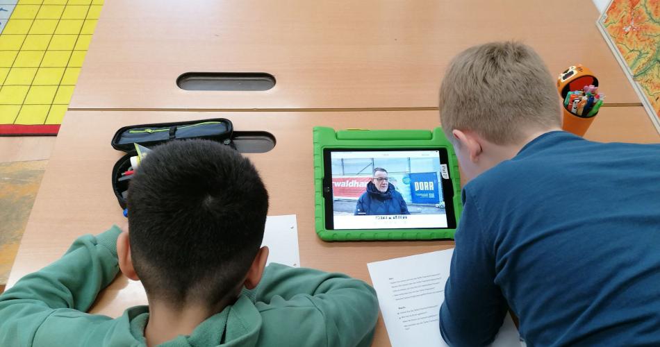 Kinder beim Ansehen von Videomaterial