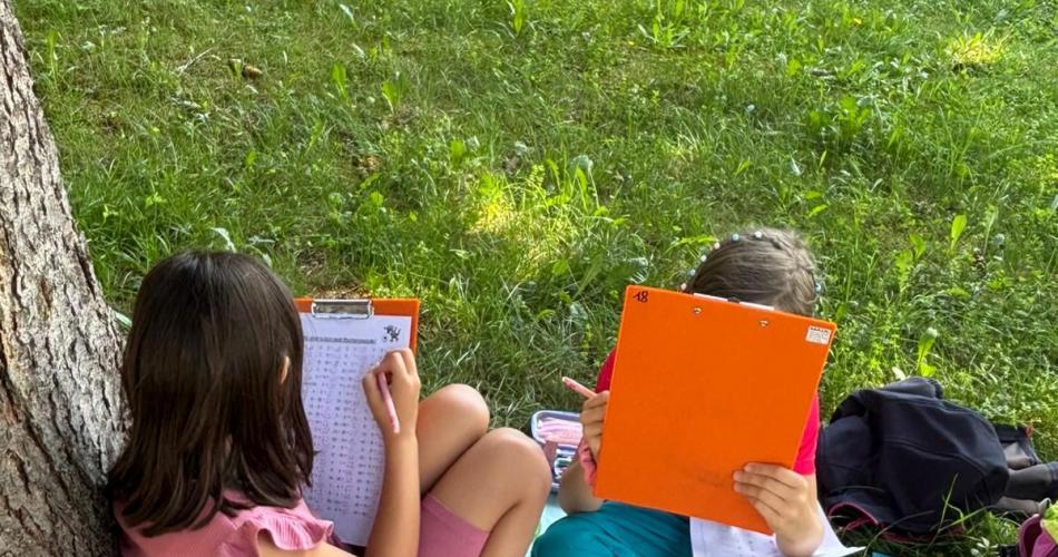 Kinder beim Lösen ihrer Aufgaben