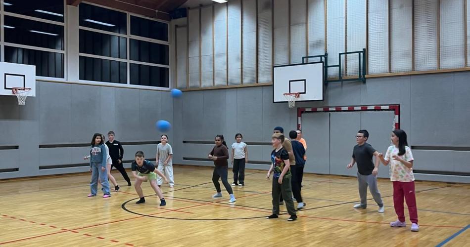 Kinder spielen Völkerball