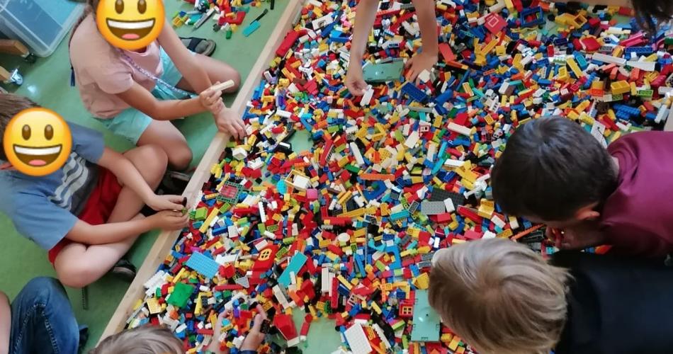Kinder sortieren Legosteine
