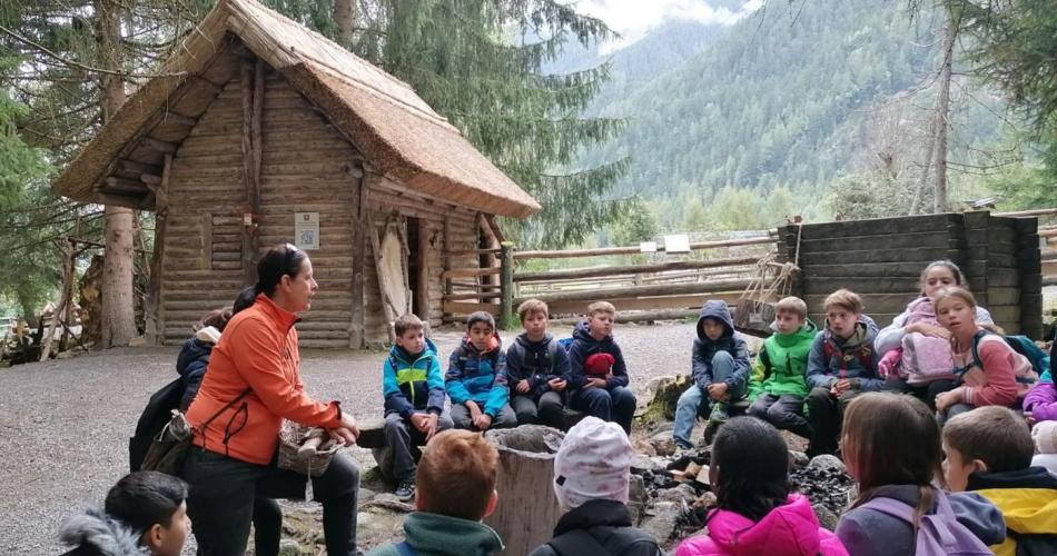 Kinder bei der Sammelstelle