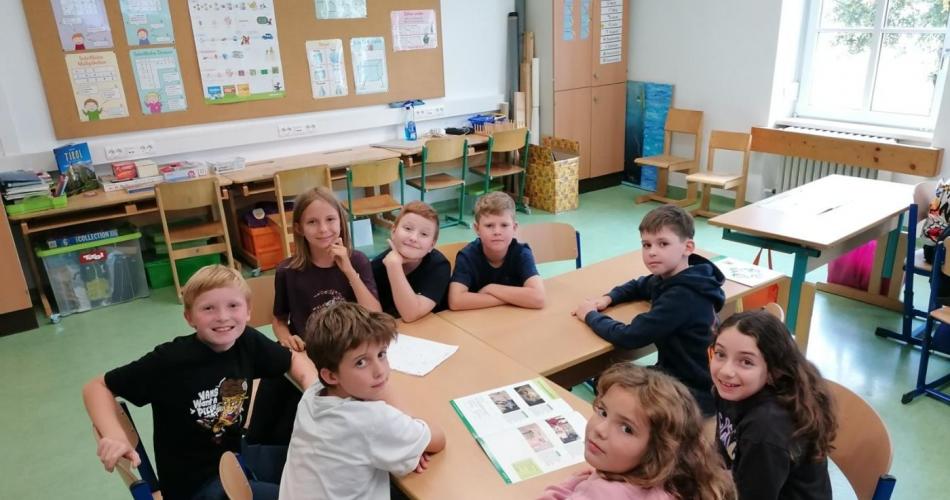 Kinder arbeiten gemeinsam an einer Idee