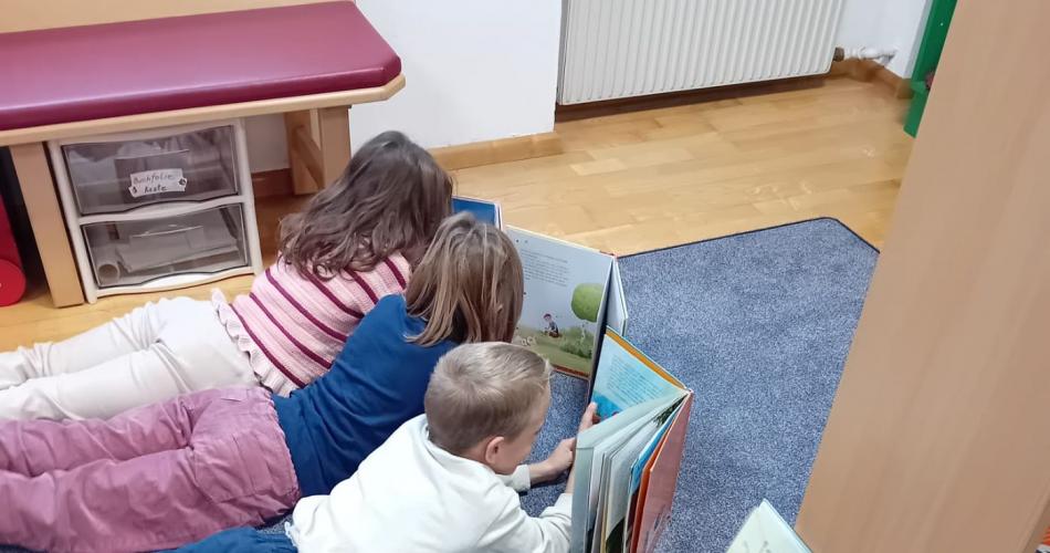 Kinder beim Lesen