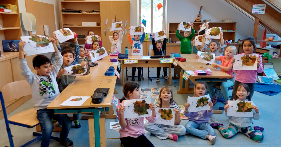 Kinder beim Basteln