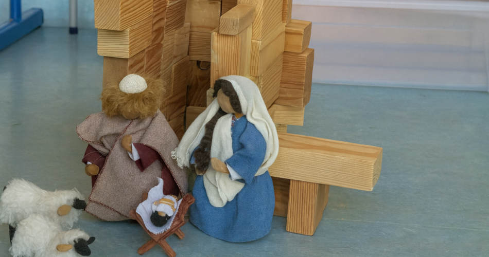 Josef, Maria und Jesus vor der Krippe