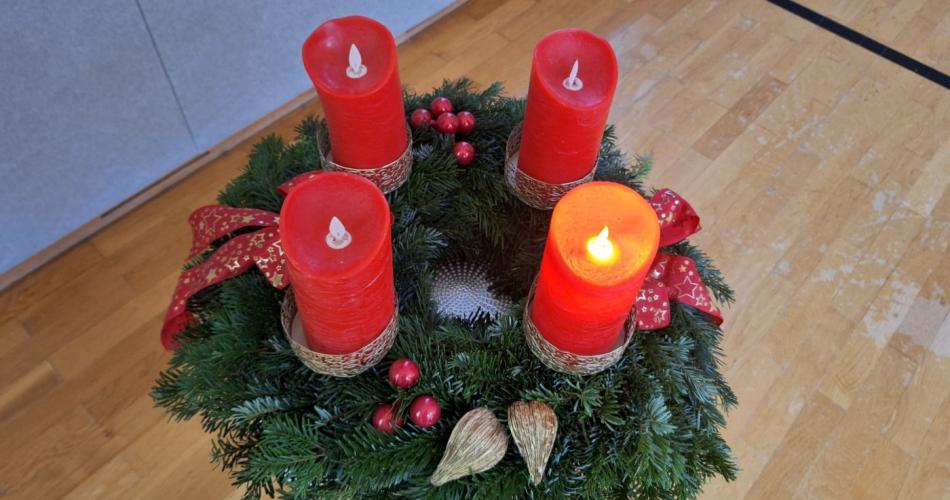Adventkranz - die erste Kerze ist erleuchtet