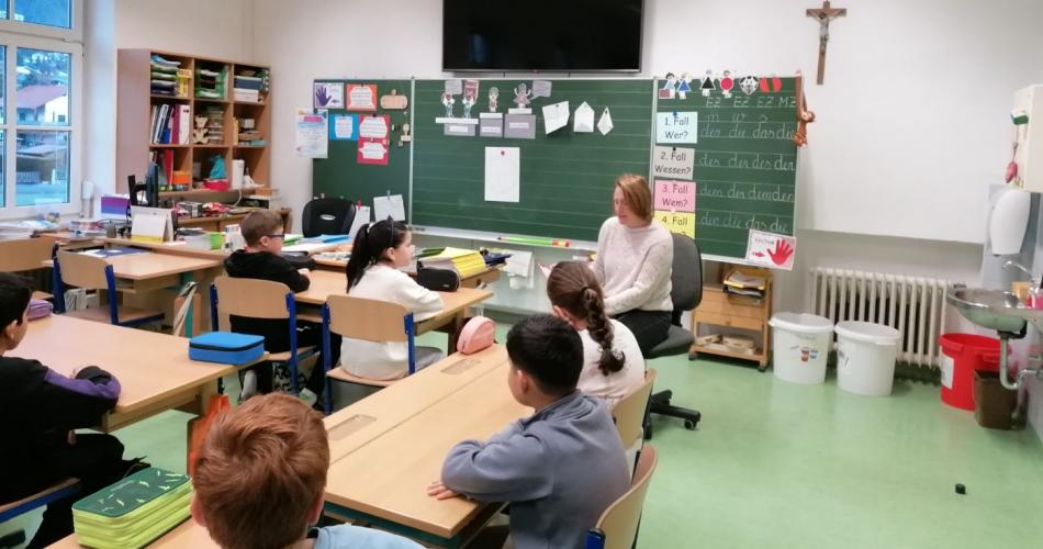 Direktorin liest ein Buch vor