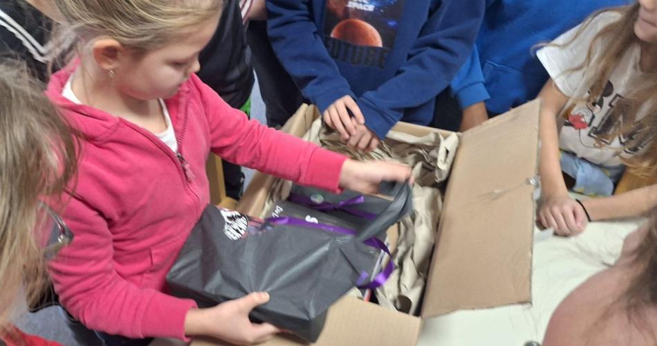 Kinder beim Auspacken der Bücher