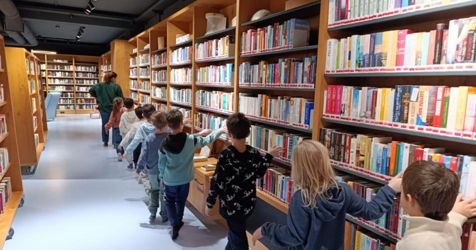 Kinder in der Bücherei