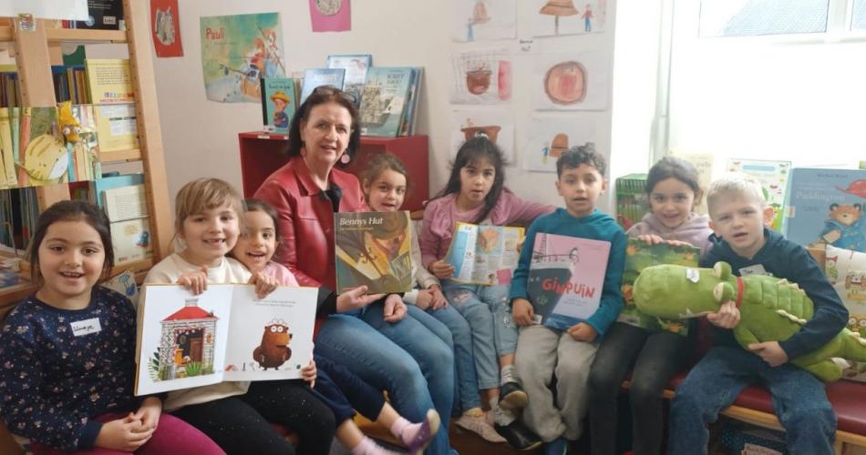Kinder zeigen das Kinderbuch