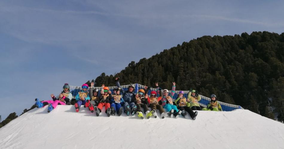 Kinder sitzen im Schnee