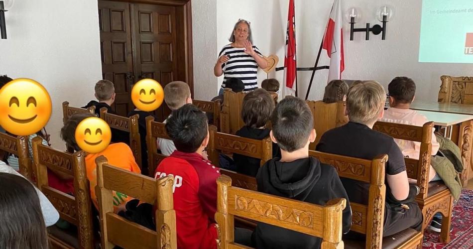 Kinder im Gemeindeamt