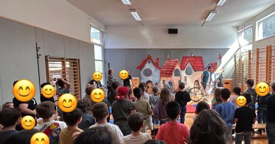 Kinder schauen beim Theater zu